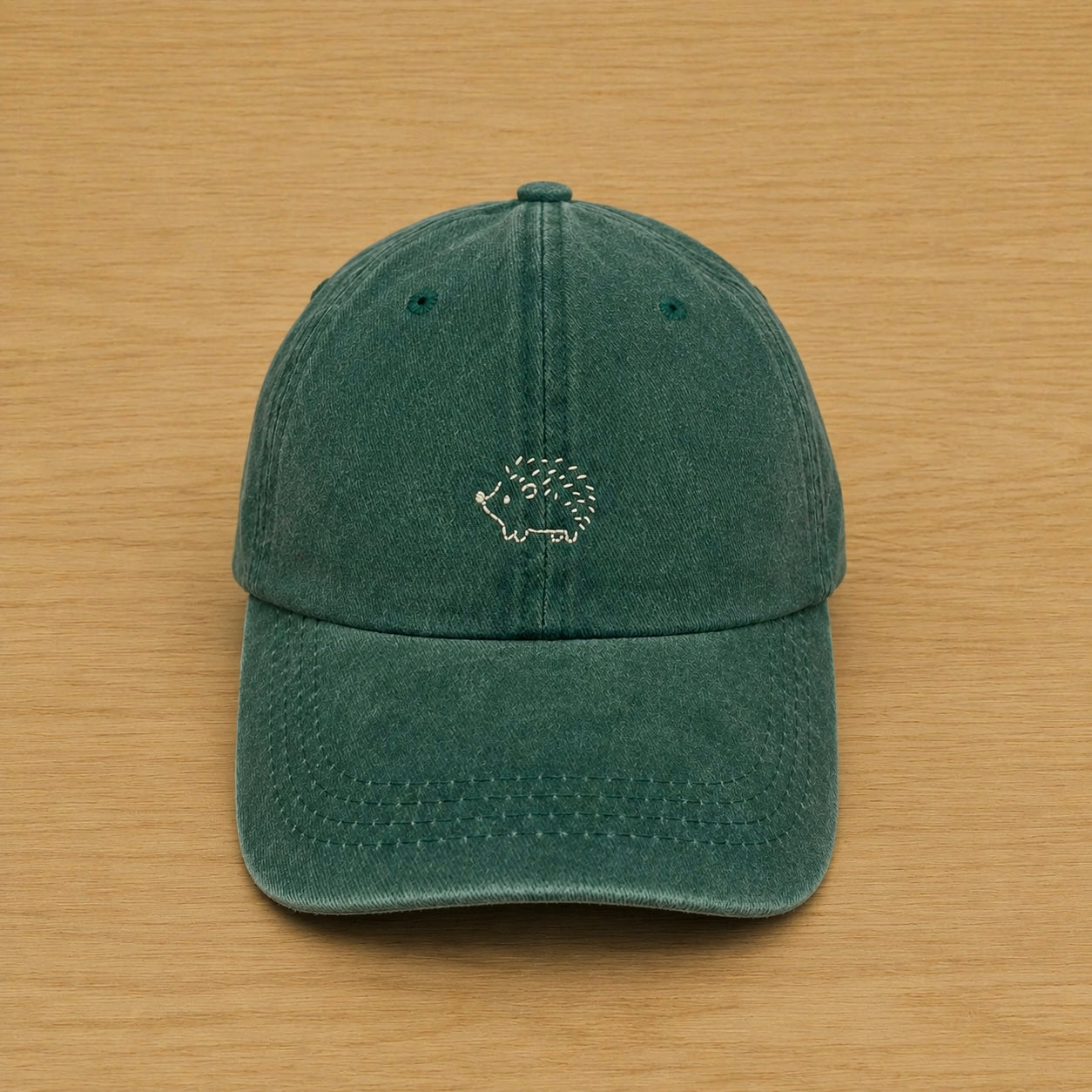 Gorra color verde bosque con erizo bordado a mano
