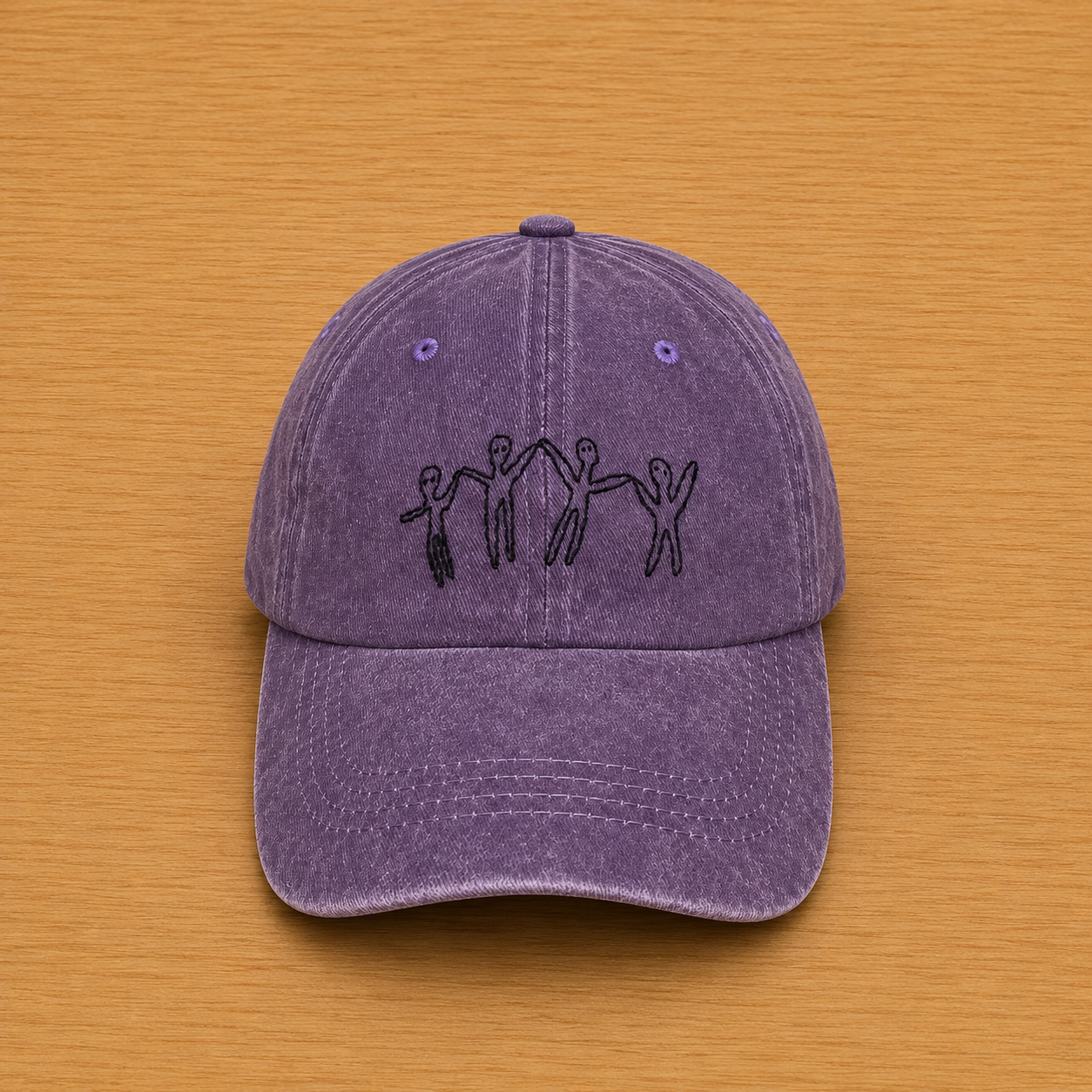 Gorra color morado con personas bordado a mano