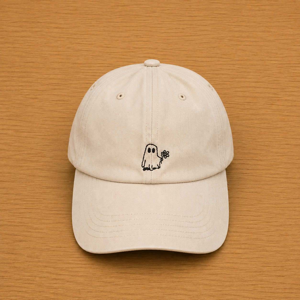 Gorra color beige con fantasma bordado a mano
