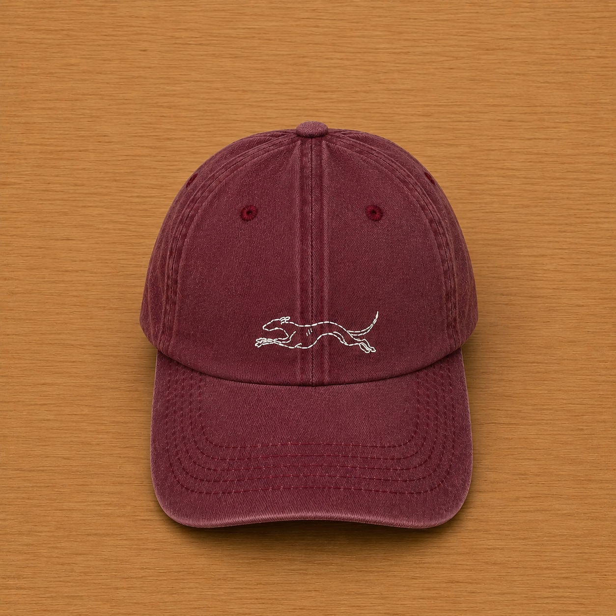 Gorra color granate con galgo corriendo