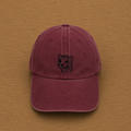Gorra color granate con leopardo bordado a mano