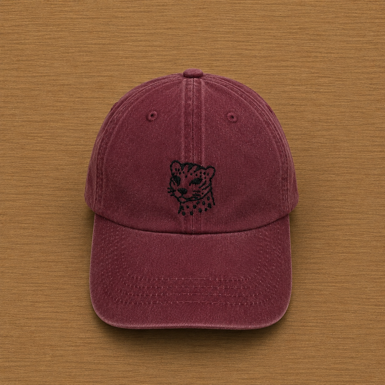 Gorra color granate con leopardo bordado a mano