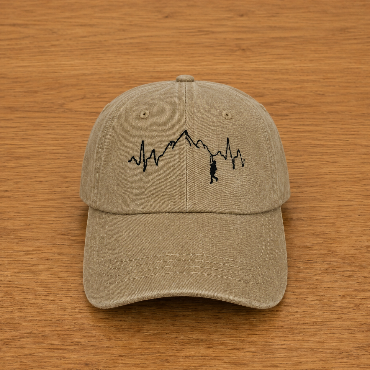 Casquette couleur sable avec grimpeur brodé à la main