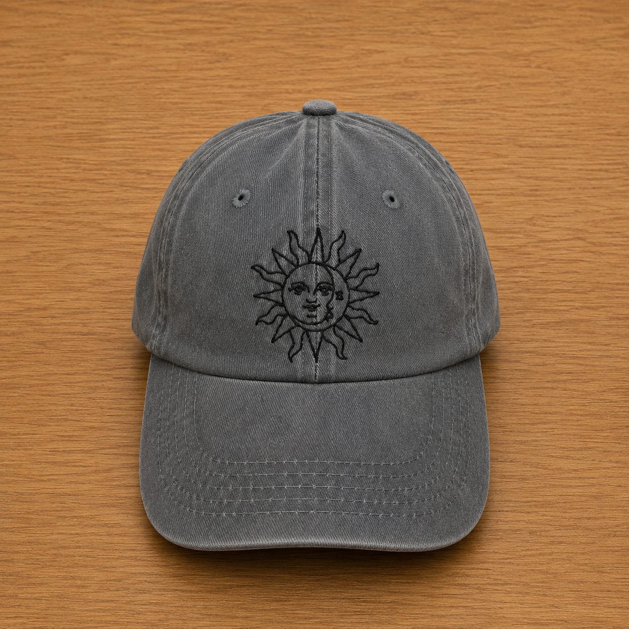 Gorra color gris claro con sol y luna bordado a mano