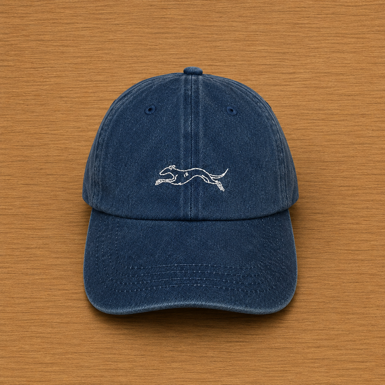 Gorra color azul oscuro con galgo corriendo
