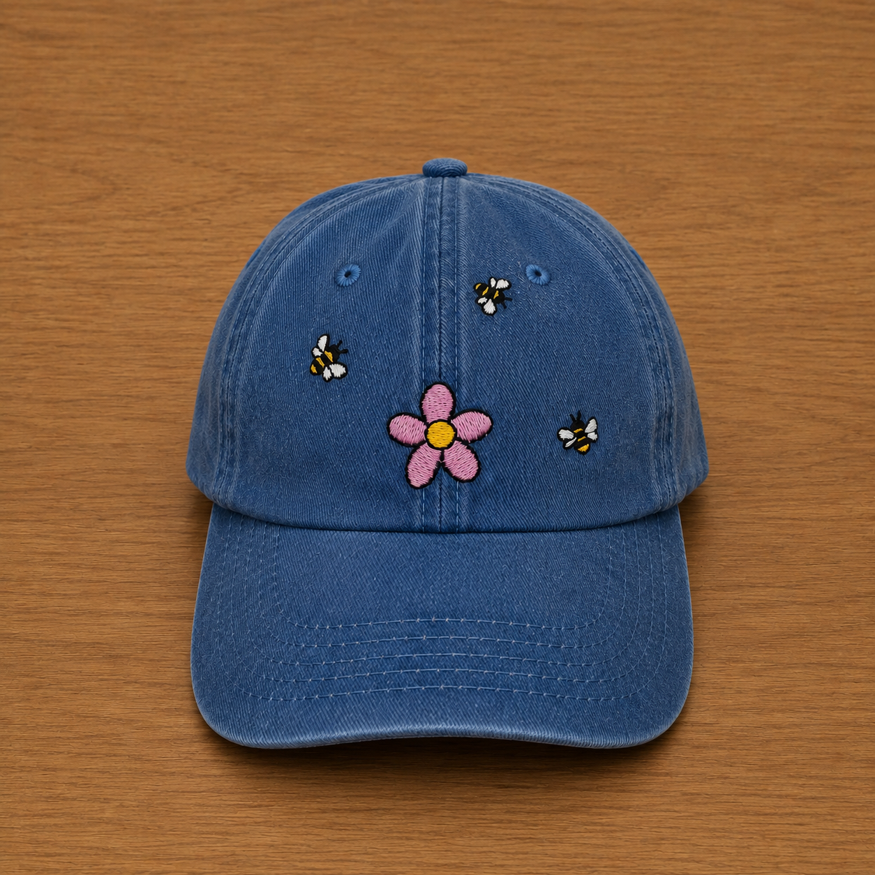 Casquette bleue brodée à la main d'abeilles et d'une fleur