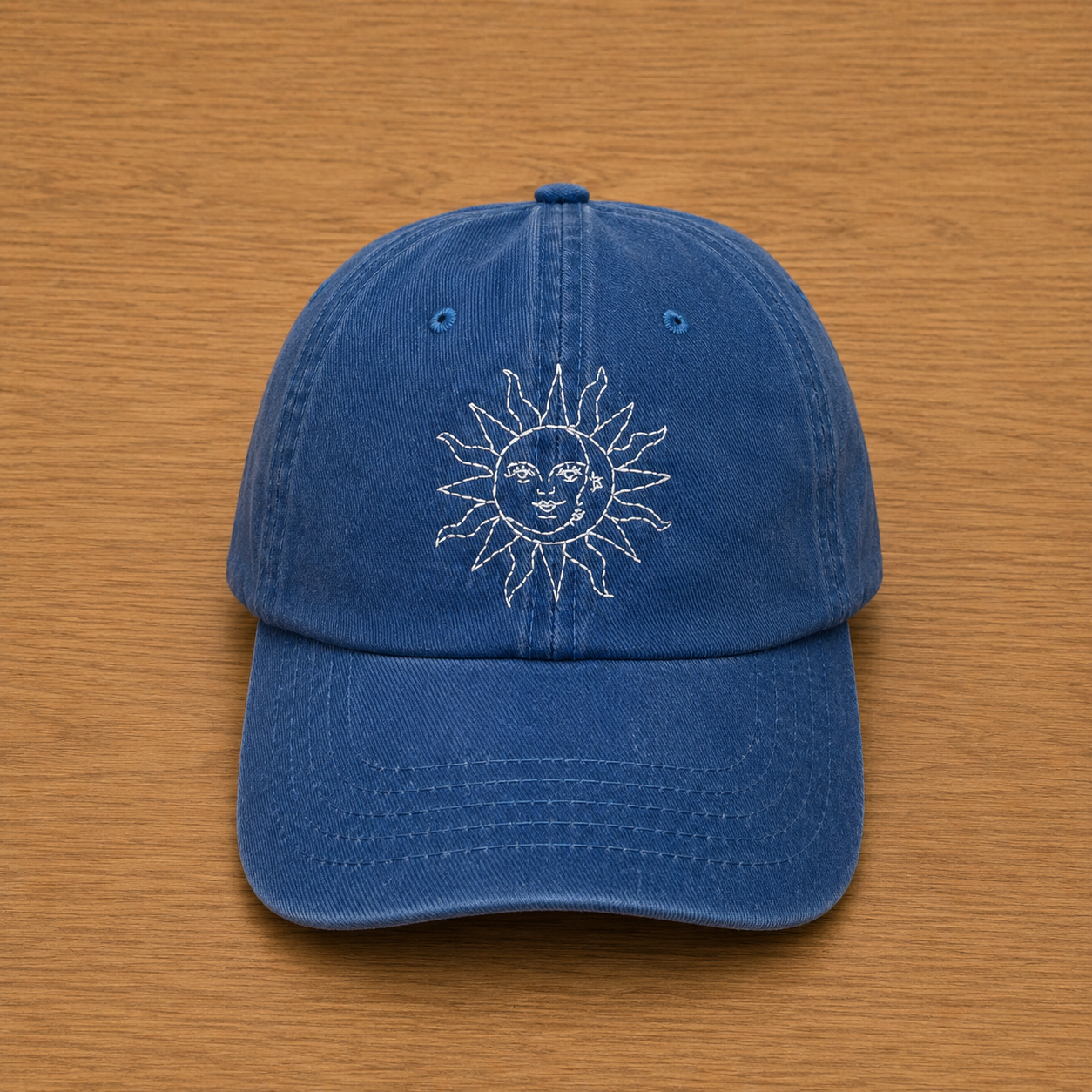 Gorra color azul con sol y luna