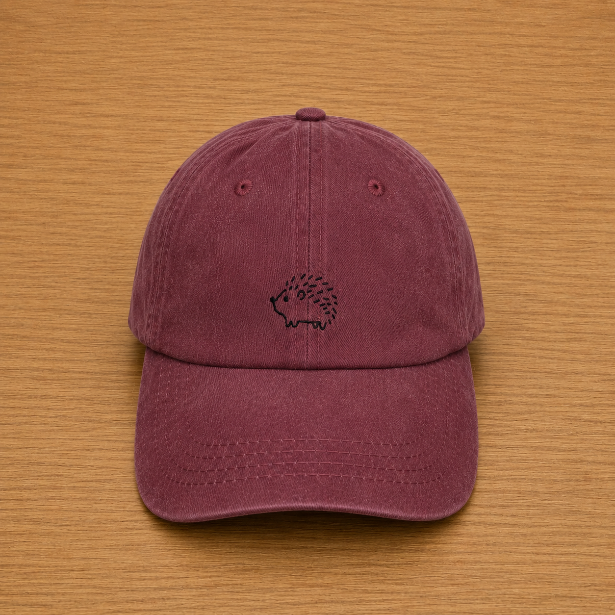 Gorra color granate con erizo bordado a mano