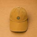 Gorra color mostaza con sol bordado a mano