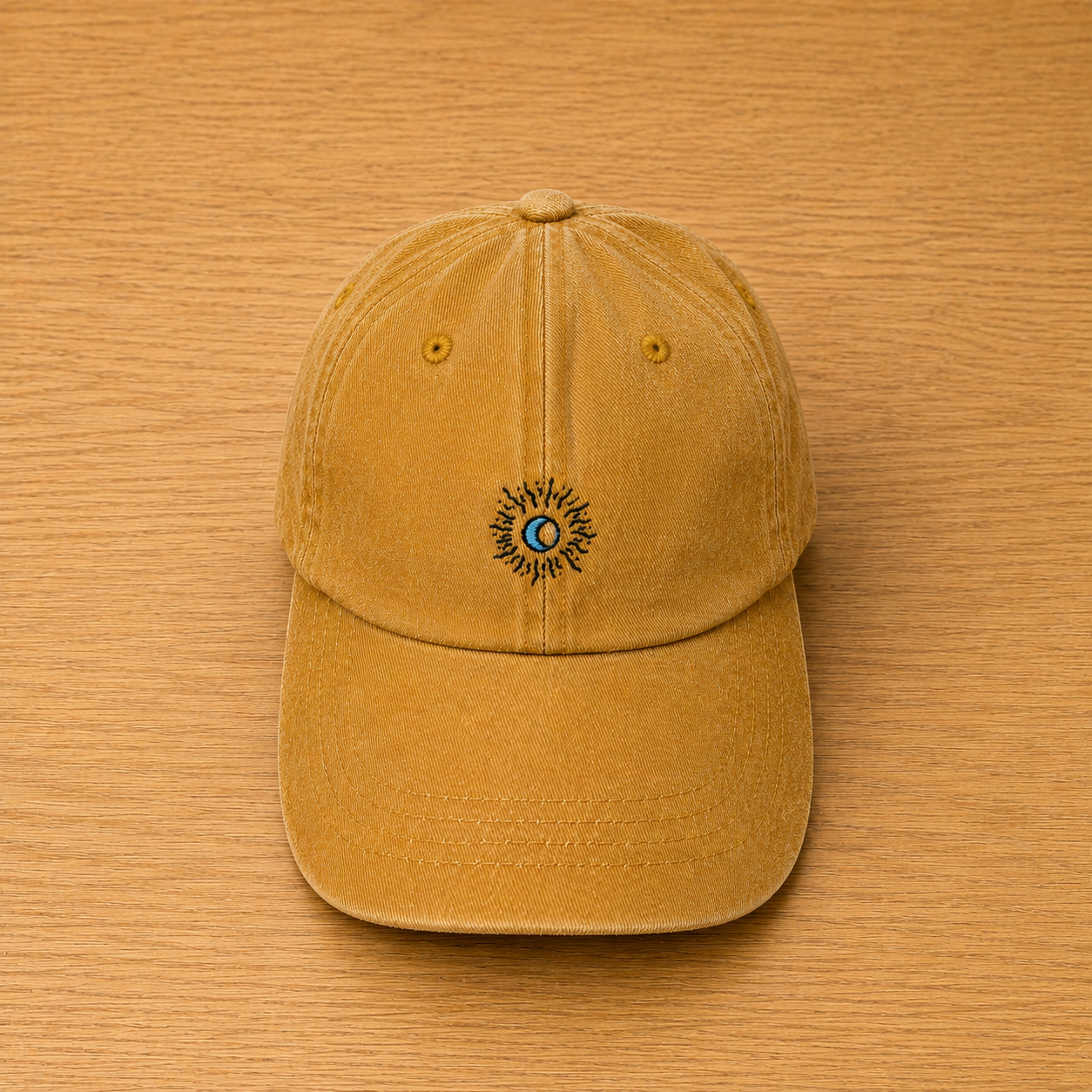 Gorra color mostaza con sol bordado a mano