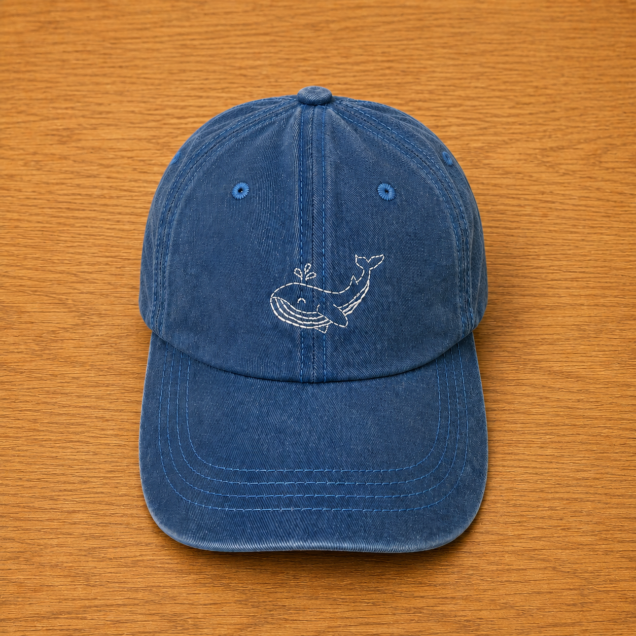 Casquette bleue avec baleine brodée à la main