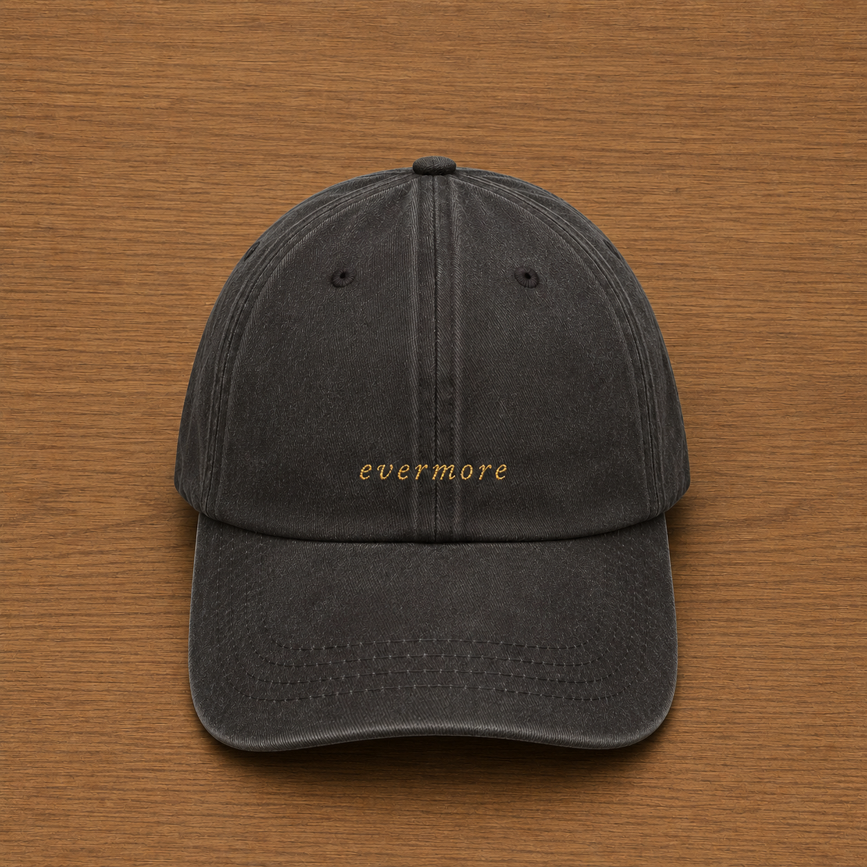 Gorra color marrón con evermore bordado a mano