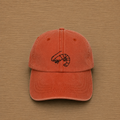 Gorra color naranja con langostino bordado a mano