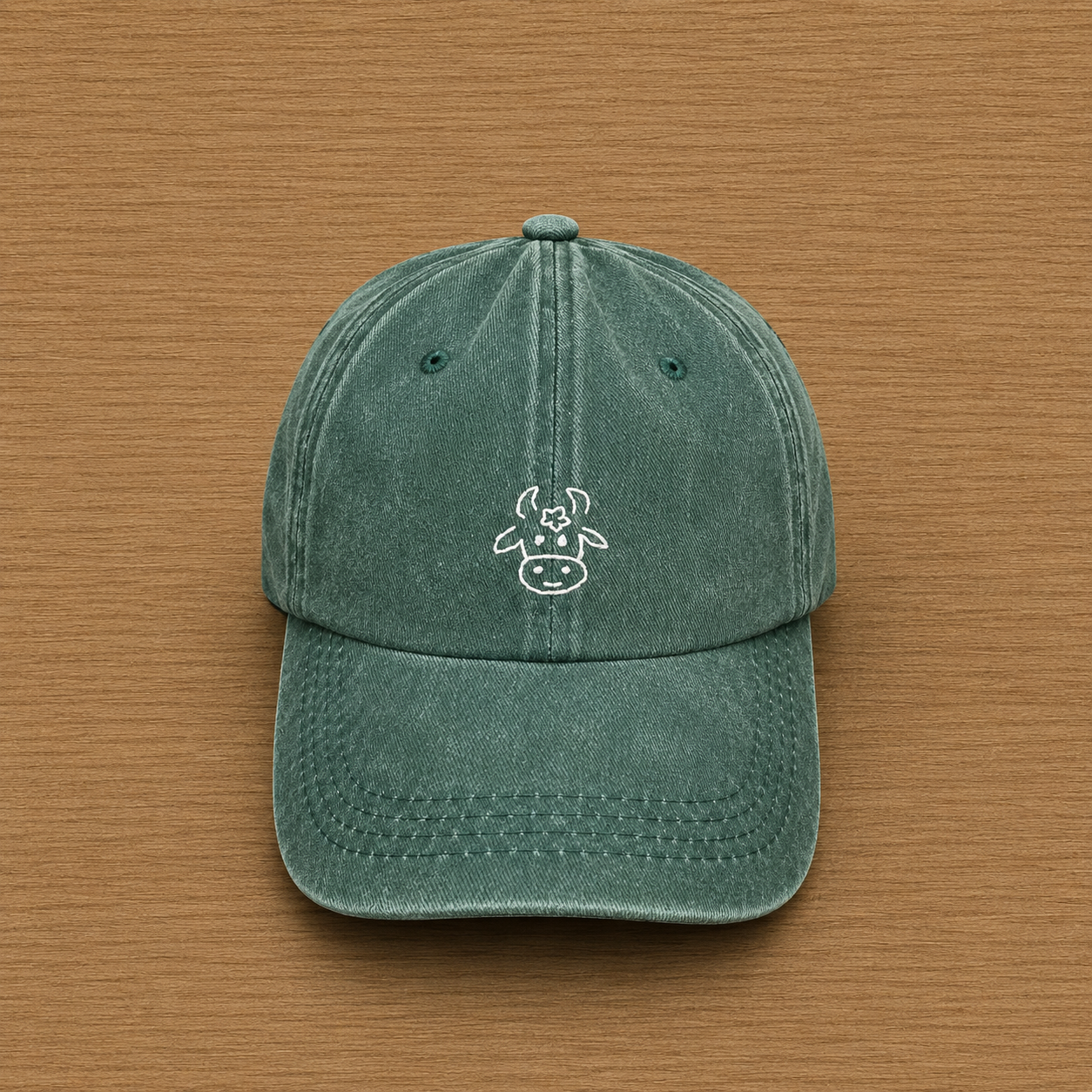 Gorra color verde bosque con vaca bordado a mano