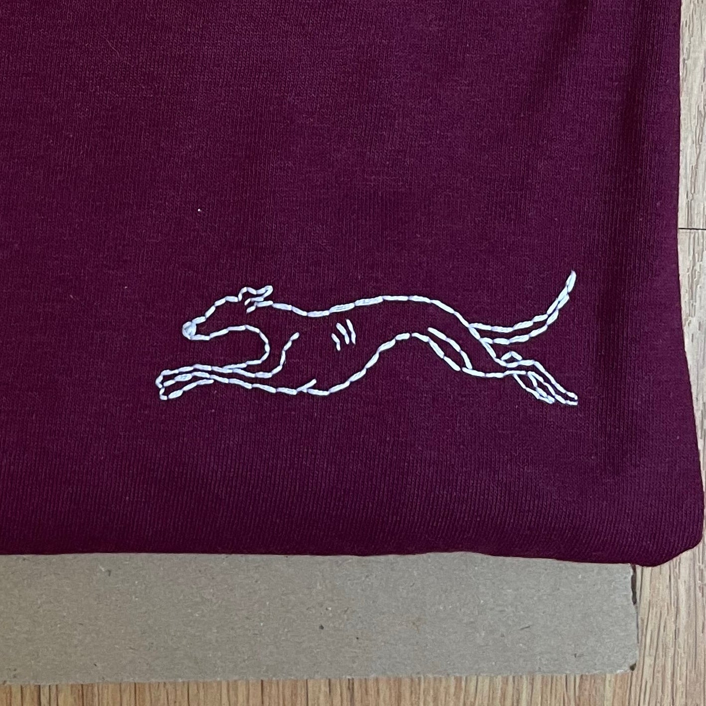 Camiseta con galgo corriendo