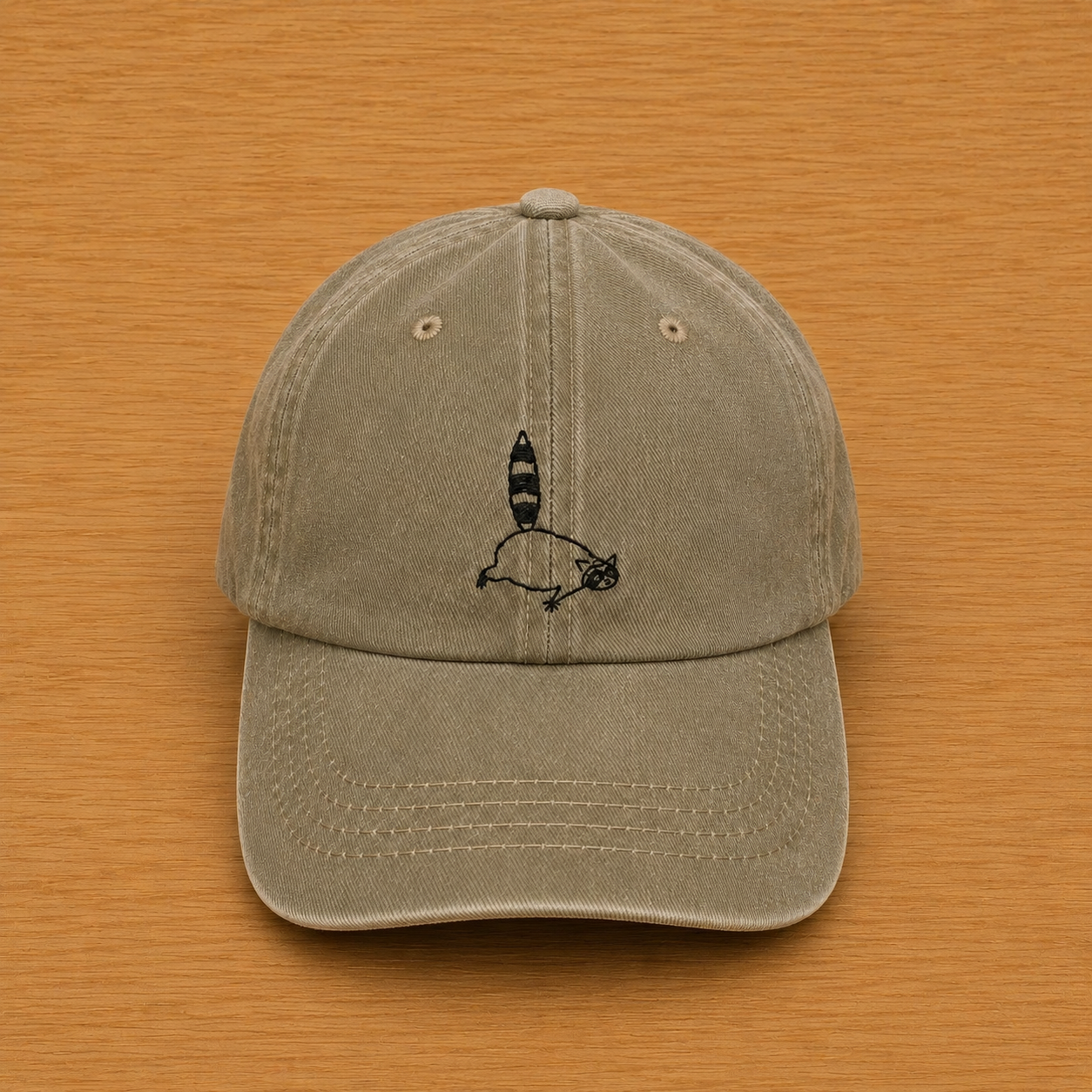Gorra color caqui con mapache bordado a mano