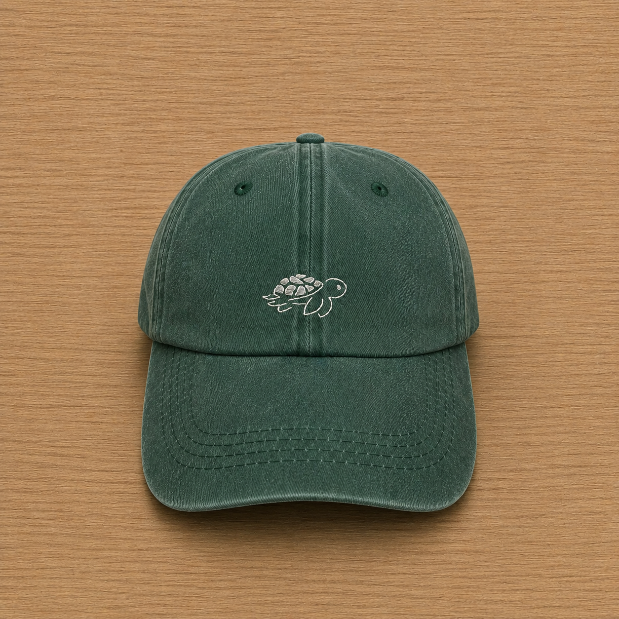 Gorra color verde bosque con tortuga bordado a mano