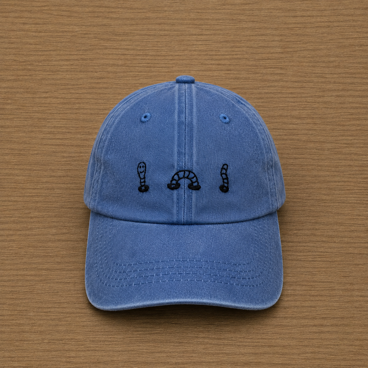 Casquette bleue avec ver brodé à la main