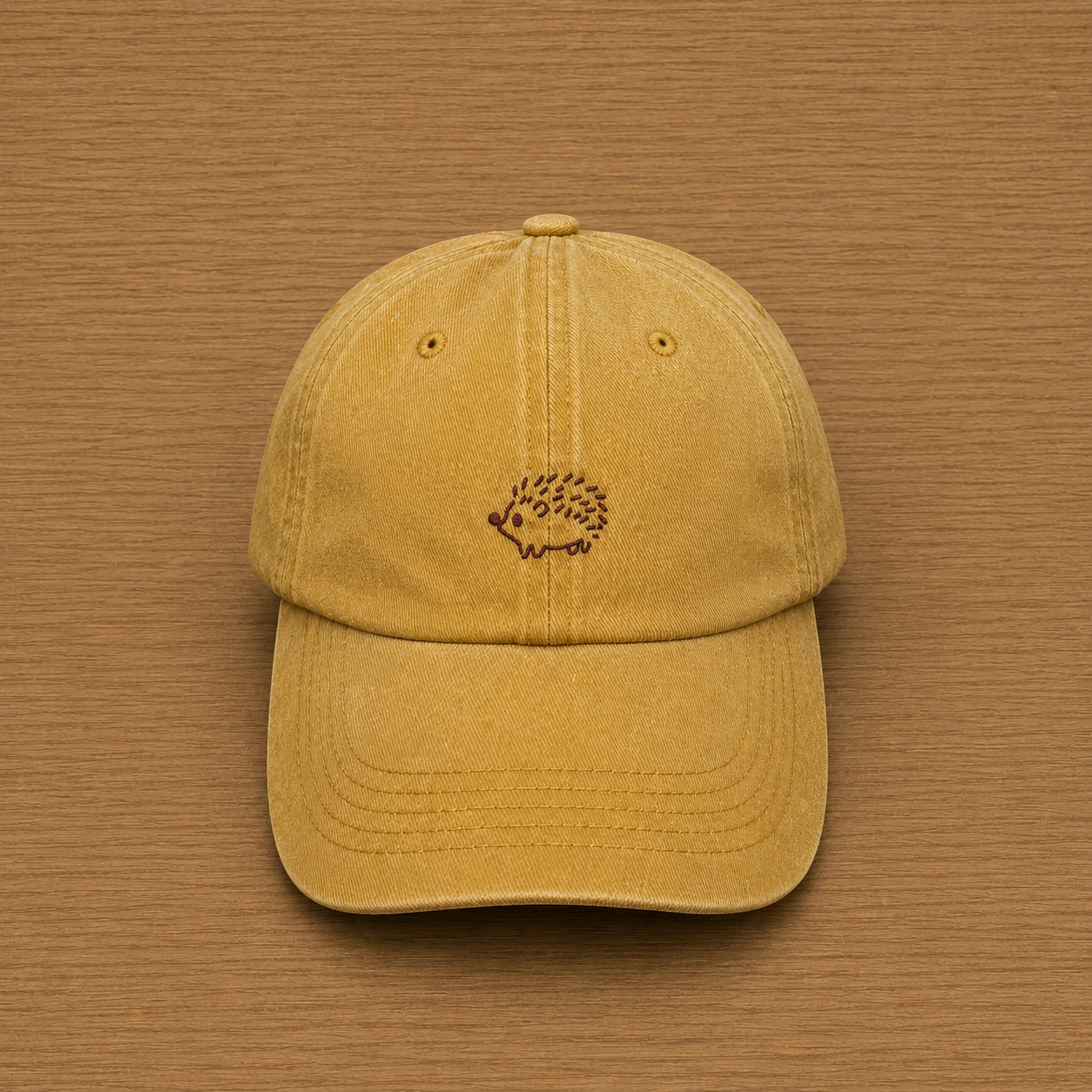 Gorra color mostaza con erizo bordado a mano