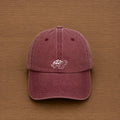 Gorra color granate con tortuga bordado a mano