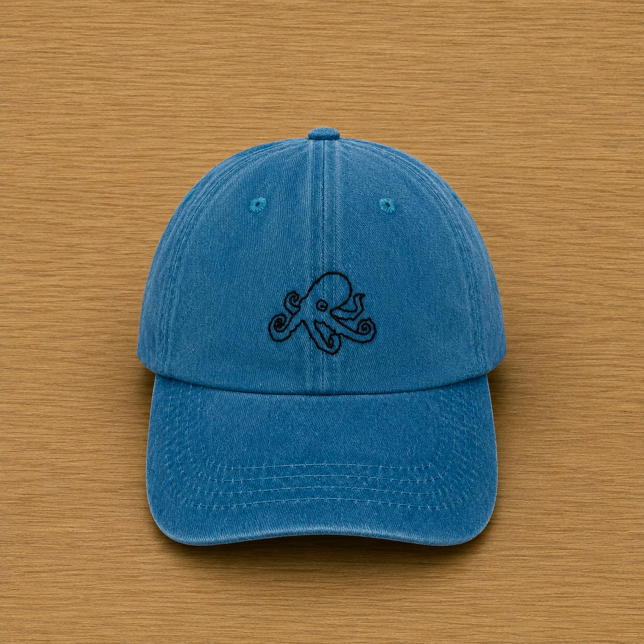 Gorra color azul con pulpo bordado a mano