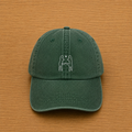 Gorra color verde bosque con beso bordado a mano