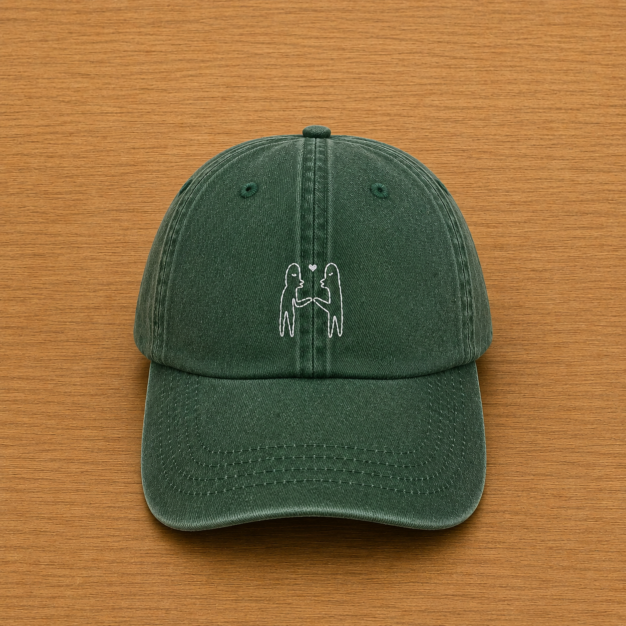 Gorra color verde bosque con beso bordado a mano
