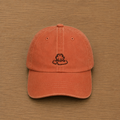 Gorra color naranja con rana bordado a mano