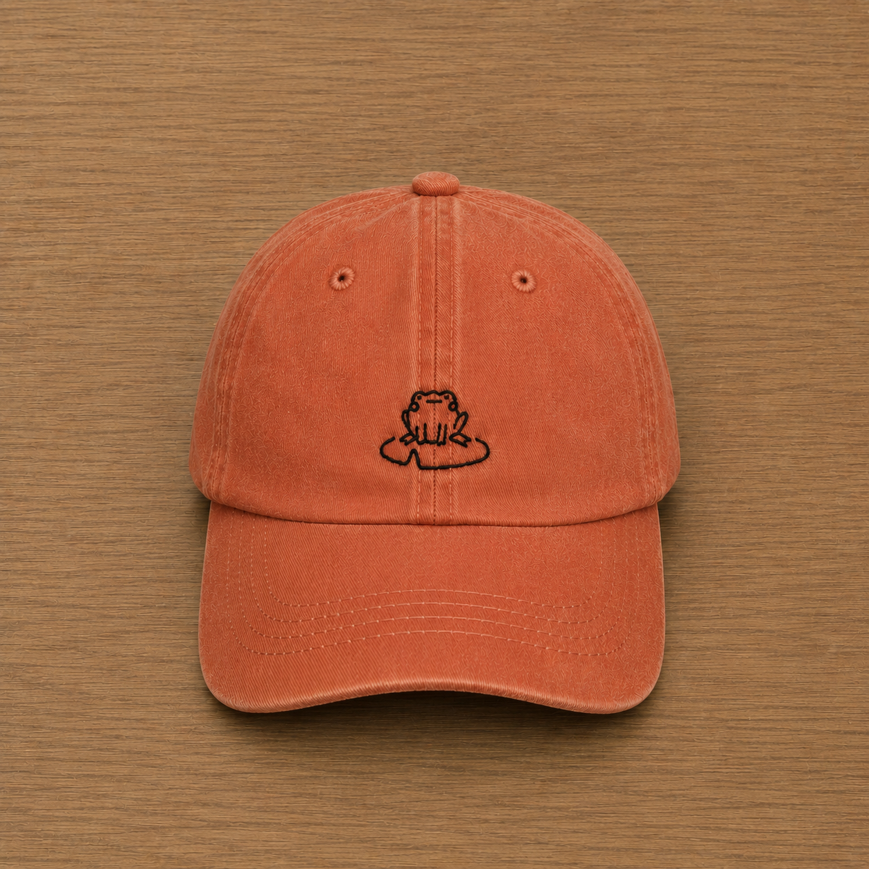 Gorra color naranja con rana bordado a mano
