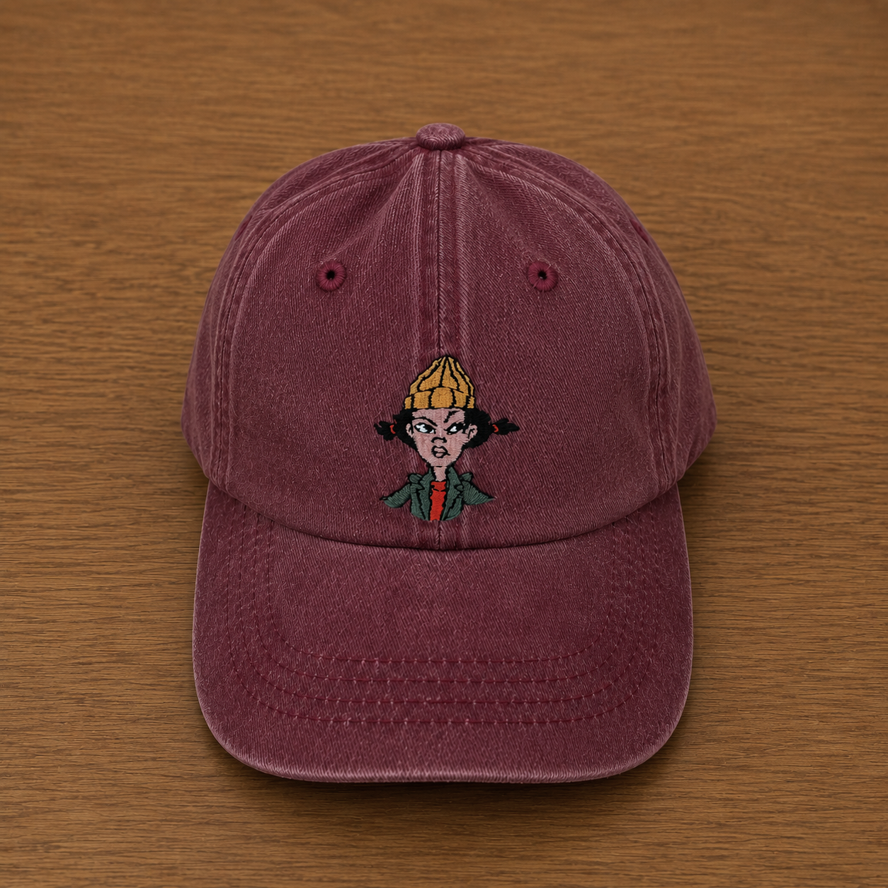 Gorra color granate con Spinelly bordada a mano