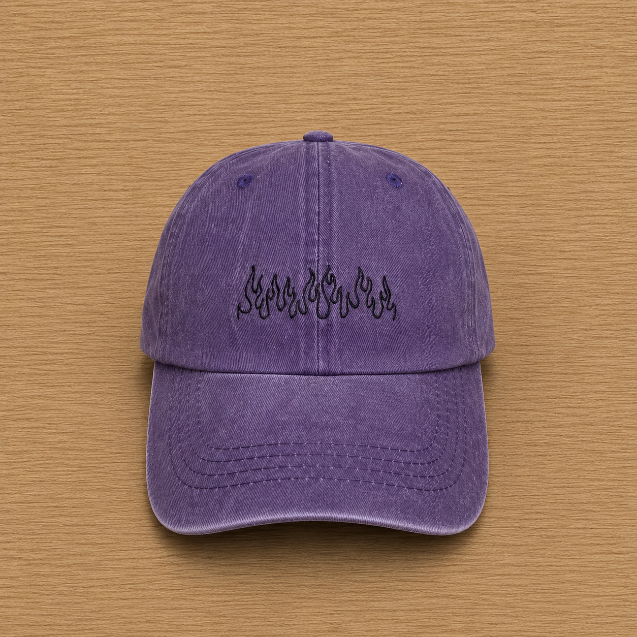 Gorra color morado con llamas bordado a mano