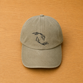 Gorra color arena con piscis bordado a mano