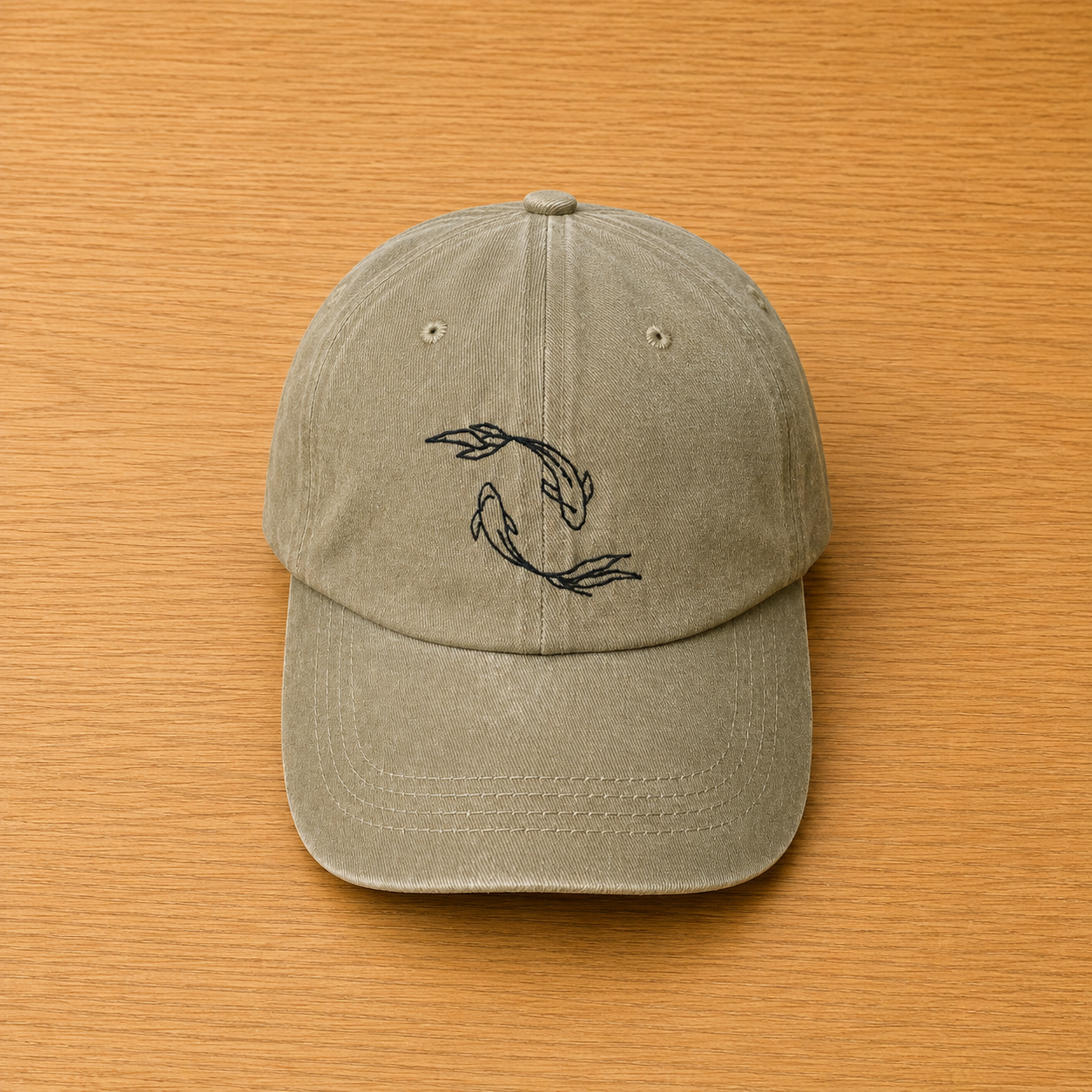 Casquette couleur sable avec poisson brodé à la main
