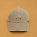 Gorra color arena con teckel bordado a mano
