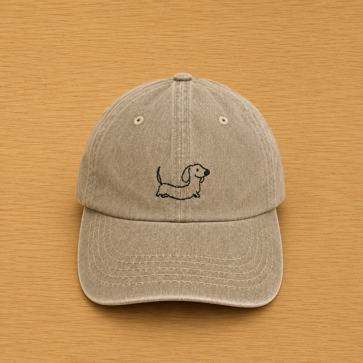 Casquette couleur sable avec teckel brodé à la main