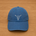 Gorra color azul con cráneo de buey bordado a mano
