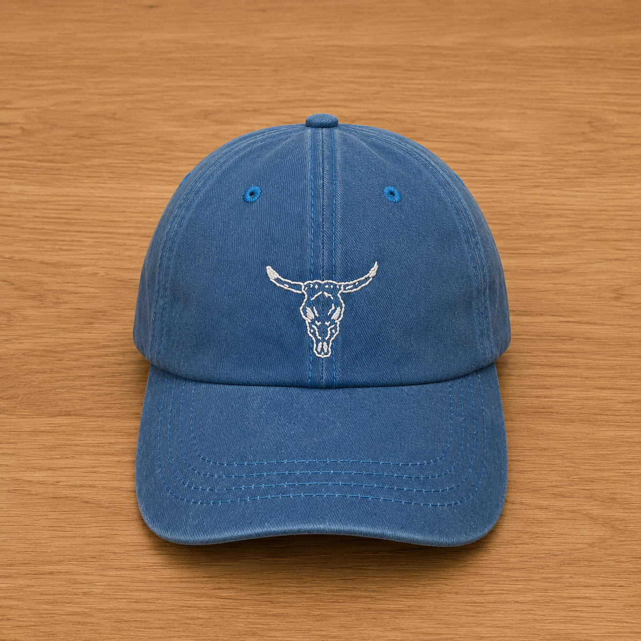Casquette bleue avec crâne de bœuf brodé à la main
