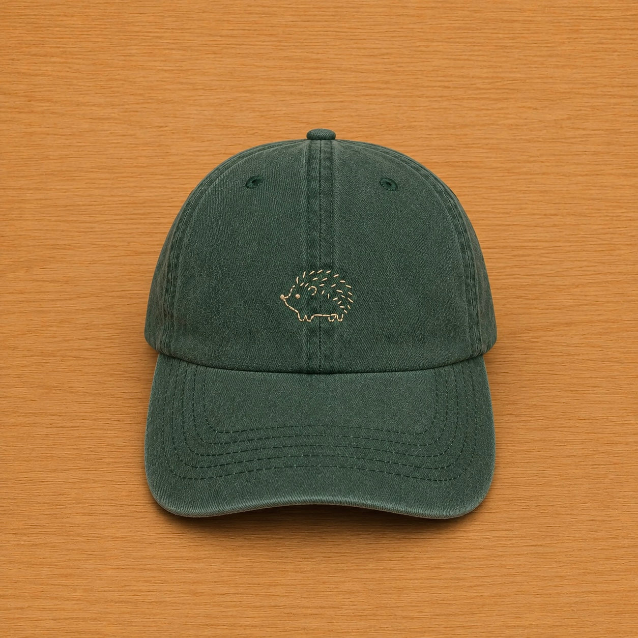 Gorra color verde bosque con erizo bordado a mano