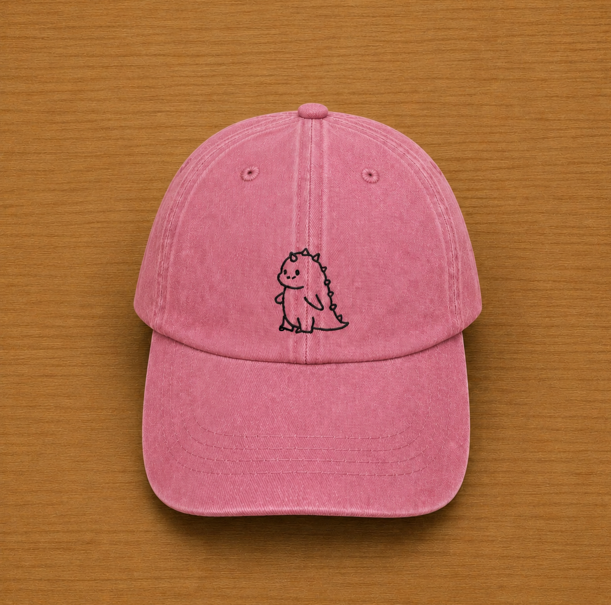 Gorra color rosa con dinosaurio bordado a mano