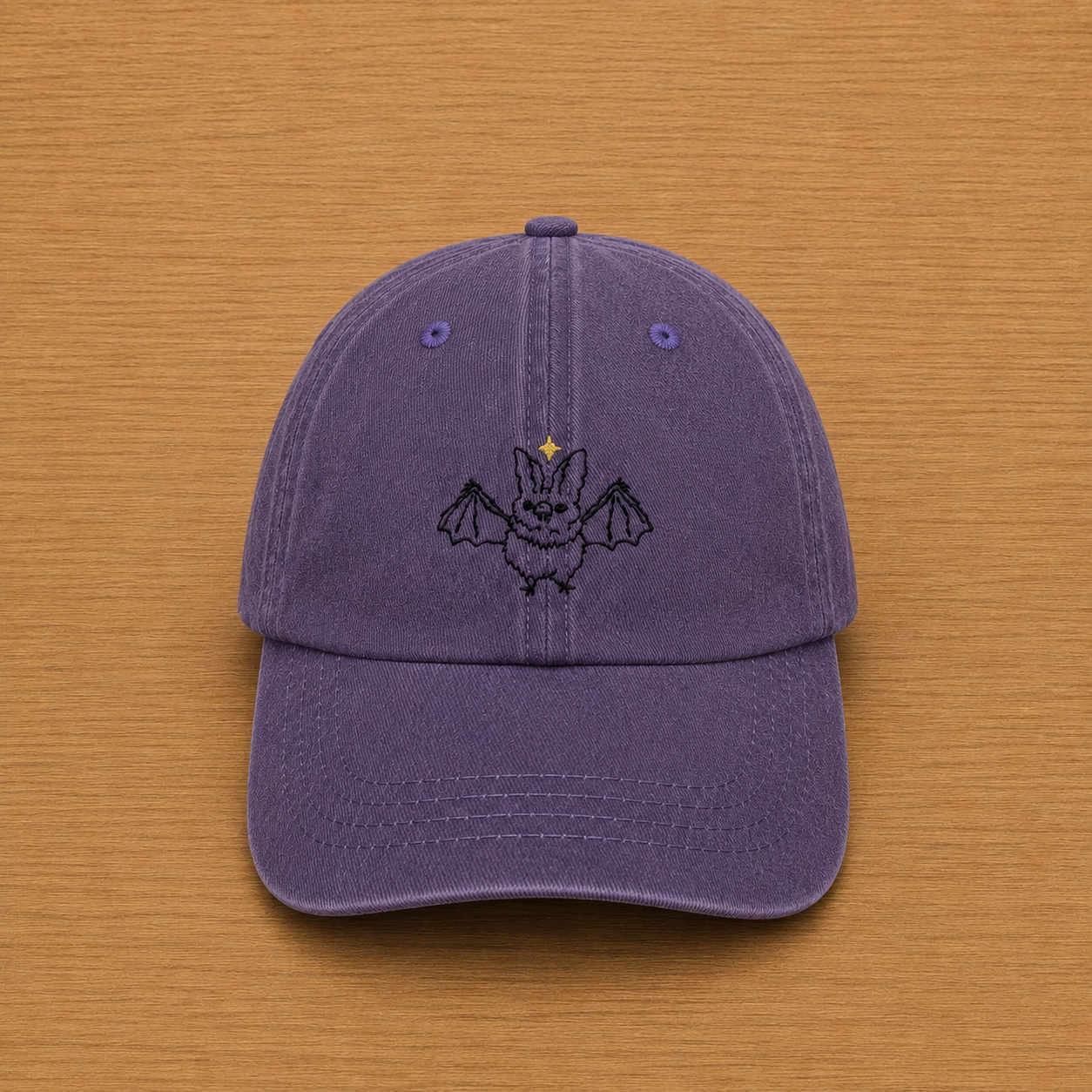 Gorra color morado con murciélago