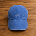 Gorra azul con erizo bordado a mano