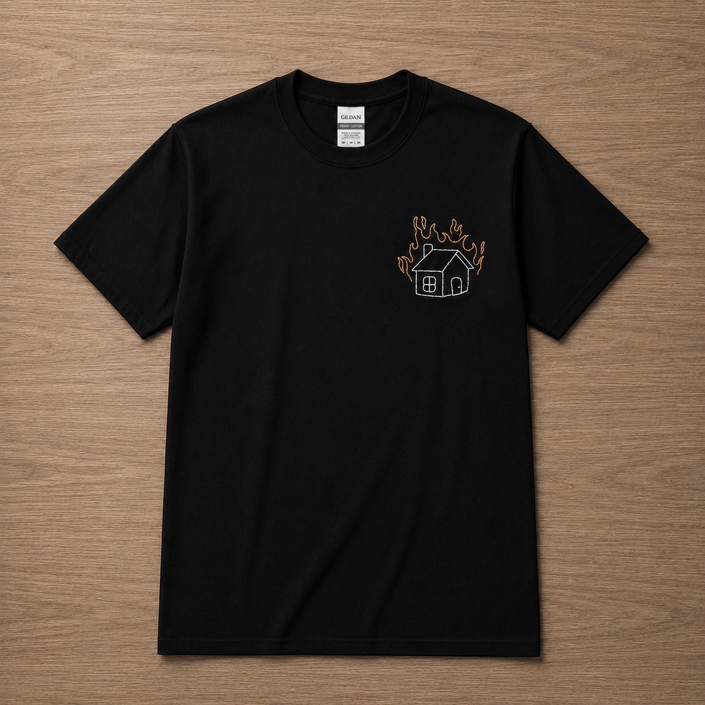 Camiseta con casa en llamas