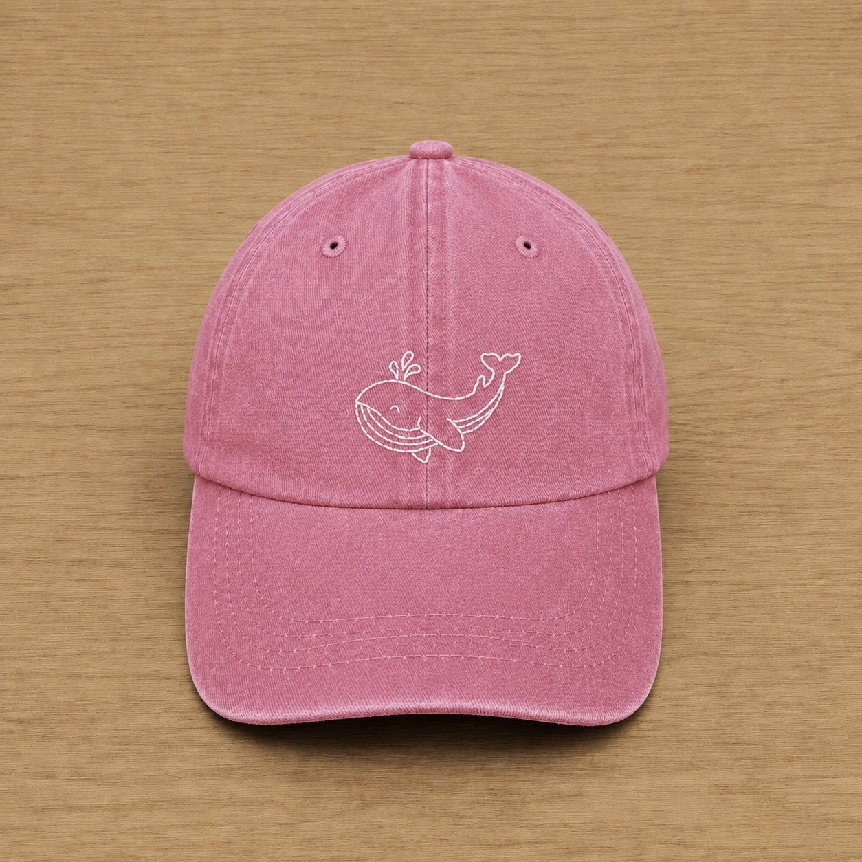 Gorra color rosa con ballena bordada a mano