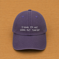 Gorra color morado con “i think i’m not going tonight” bordado a mano