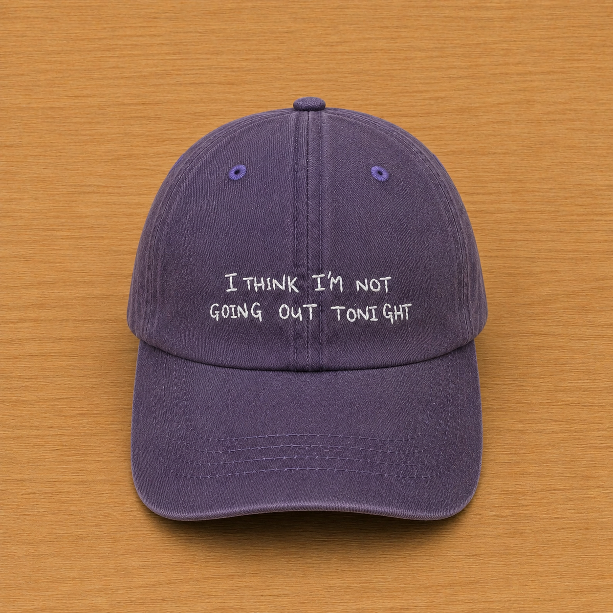 Gorra color morado con “i think i’m not going tonight” bordado a mano